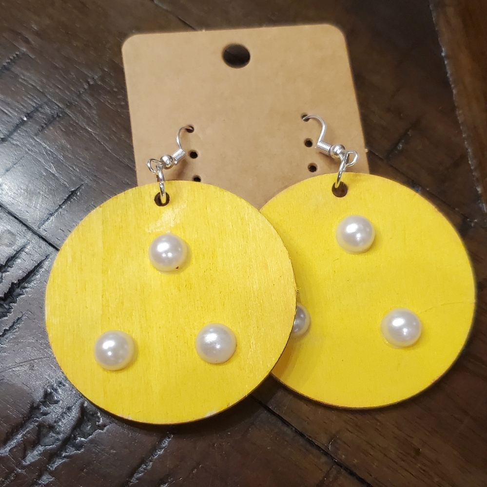 Wood earrings with pearls